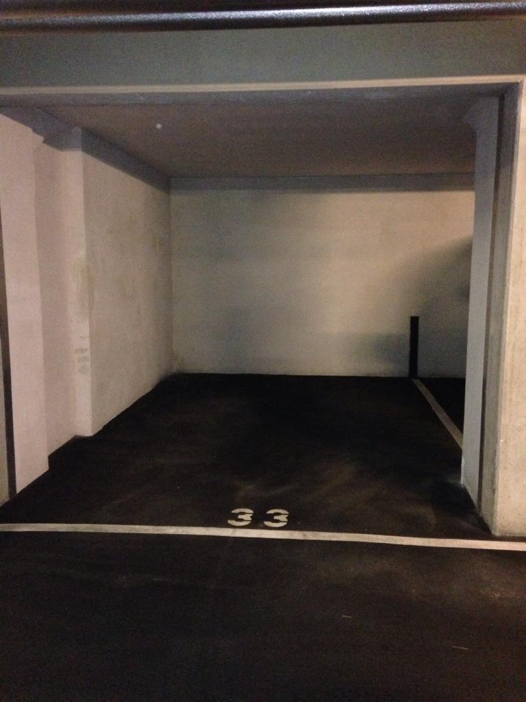 Grosser Geraeumiger Eckparkplatz zu vermieten